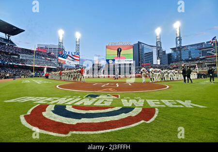 Atlanta, Georgia, Stati Uniti. 07th Apr 2022. I giocatori di Atlanta Braves e di Cincinnati Reds si allineano per la firma dell'inno nazionale prima dell'inizio di una partita MLB al Truist Park di Atlanta, GA. Austin McAfee/CSM/Alamy Live News Foto Stock