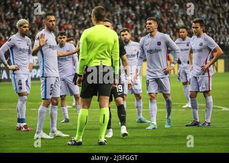 I giocatori di Barcellona si lamentano dell'arbitro Srdjan JOVANOVIC. Calcio Europa League, quarti di finale Eintracht Francoforte - FC Barcellona 1-1 il 7th aprile 2022 a Francoforte/Germania. PARCO DELLA BANCA TEDESCA Â Foto Stock