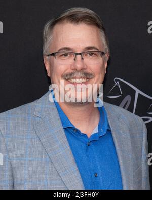 7 aprile 2022, Hollywood, California, USA: Produttore-regista scrittore-creatore-esecutivo vince Giligan partecipa alla Premiere della sesta e ultima stagione di AMC ''Better Call Saul' (Credit Image: © Billy Bennight/ZUMA Press Wire) Foto Stock