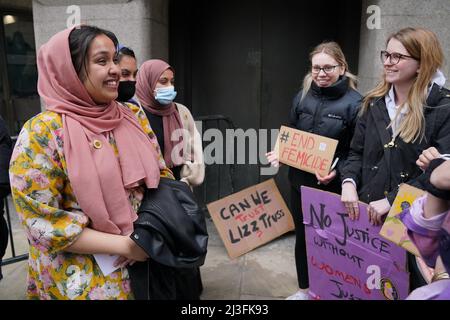 La sorella di Sabina Nessa, Jebina Yasmin Islam (a sinistra) e i membri della famiglia con i sostenitori al di fuori del vecchio Bailey, centro di Londra, Dopo che Koci Selamaj è stato incarcerato per la vita con un termine minimo di 36 anni per l'omicidio della insegnante di scuola elementare Sabina Nessa che è stato ucciso mentre camminava attraverso Cator Park sulla sua strada per incontrare un amico a Kidbrooke, Londra sud-orientale il 17 settembre 2021. Data foto: Venerdì 8 aprile 2022. Vedi la storia della Pennsylvania COURTS Kidbrooke. Il credito fotografico deve essere: Jonathan Brady/PA Wire Foto Stock