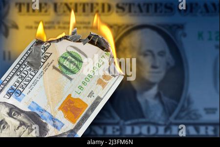 Una bolletta da 100 dollari di fronte a una banconota da un dollaro Foto Stock