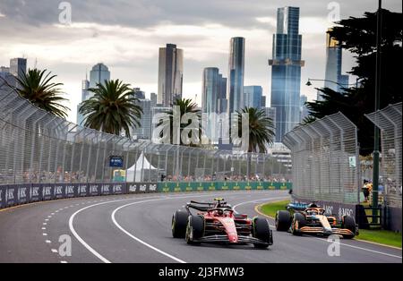 Melbourne, Australia. 8th Apr 2022. #55 Carlos Sainz (ESP, Scuderia Ferrari), #3 Daniel Ricciardo (AUS, Team McLaren F1), Gran Premio d'Australia F1 al Melbourne Grand Prix Circuit il 8 aprile 2022 a Melbourne, Australia. (Foto di ALTO DUE) credito: dpa/Alamy Live News Foto Stock