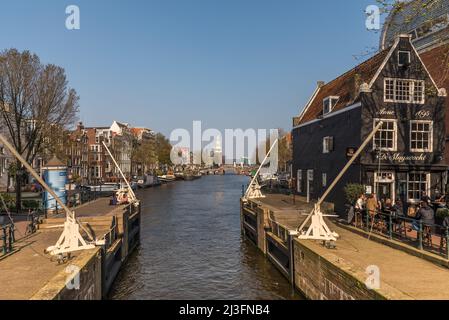 Amsterdam, Paesi Bassi, aprile 2022. Il blocco di Sant'Antonie e il Munttoren ad Amsterdam. Foto di alta qualità Foto Stock