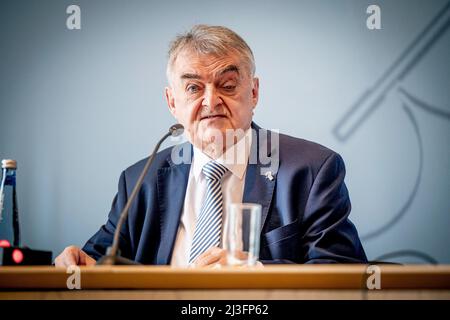 Duesseldorf, Germania. 08th Apr 2022. Herbert Reul (CDU), ministro degli interni della Renania settentrionale-Vestfalia, interviene alla conferenza stampa sulla relazione sulla protezione della Costituzione nel parlamento di Stato. Credit: DPA/dpa/dpa/Alamy Live News Foto Stock