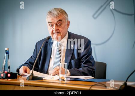 Duesseldorf, Germania. 08th Apr 2022. Herbert Reul (CDU), ministro degli interni della Renania settentrionale-Vestfalia, interviene alla conferenza stampa sulla relazione sulla protezione della Costituzione nel parlamento di Stato. Credit: DPA/dpa/dpa/Alamy Live News Foto Stock