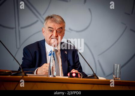 Duesseldorf, Germania. 08th Apr 2022. Herbert Reul (CDU), ministro degli interni della Renania settentrionale-Vestfalia, interviene alla conferenza stampa sulla relazione sulla protezione della Costituzione nel parlamento di Stato. Credit: DPA/dpa/dpa/Alamy Live News Foto Stock