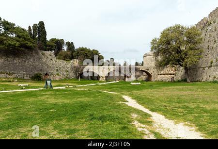 Il fossato interno della città vecchia di Rodi Grecia Foto Stock
