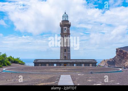 Faro di Farol da Ponta dos Capelinhos sull'isola di Faial delle Azzorre, Portogallo. Foto Stock