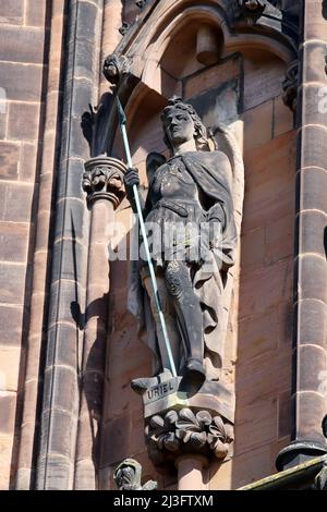 Statua dell'Arcangelo Uriel sul fronte ovest della Cattedrale di Lichfield, Staffordshire, Inghilterra Foto Stock