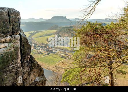 Vista panoramica dalla formazione rocciosa di Bastei in primavera, Sassonia Svizzera, Germania Foto Stock