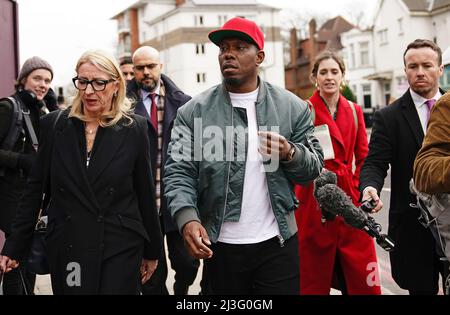 L'artista Dizzee Rascal, vero nome Dylan Kwabena Mills (centro), lascia Croydon Magistrates' Court, nel sud di Londra, dove gli è stato dato un ordine comunitario con un coprifuoco di 24 settimane e un ordine di 12 mesi per assalire la sua ex-fidanzata Cassandra Jones a Streatham, nel sud di Londra, il 8 2021 giugno. Data foto: Venerdì 8 aprile 2022. Foto Stock