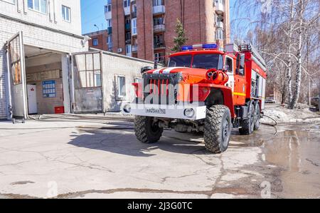 Samara, Russia - 07 aprile 2022: Camion dei pompieri rossi parcheggiato vicino alla stazione dei pompieri in giornata di sole Foto Stock