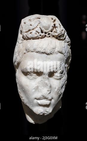 Testa di marmo dell'imperatore Alessandro Severo, civiltà romana. Museo Archeologico di Istanbul, Turchia. Foto Stock