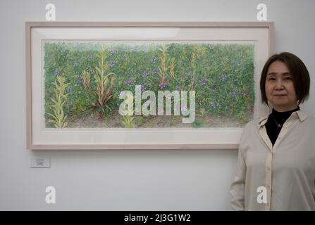 (Imbarco fino a venerdì 8 aprile, ore 8pm CET). Saatchi Gallery, Londra, Regno Unito. 8 aprile 2022. Le iscrizioni alla mostra botanica d'arte e fotografia RHS del 2022 sono state attraverso un meticoloso processo di preselezione, dove l'accuratezza scientifica, la competenza tecnica e l'aspetto estetico del lavoro sono rivisti da una giuria esperta prima dell'apertura della mostra, con artisti e fotografi premiati RHS Gold, Silver-gilt, Medaglie d'argento e di bronzo. Immagine: Artista Mitsuko Kurashina (nella foto), vive e lavora a Tokyo, Giappone. Piante di tsunami, dipinti che mostrano le piante che hanno germogliato nelle aree inondate dopo Foto Stock