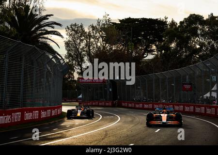 03 RICCIARDO Daniel (aus), McLaren F1 Team MCL36, 01 VERSTAPPEN Max (nld), Red Bull Racing RB18, in azione nel corso della Formula 1 Heineken Australian Grand Prix 2022, 3rd round del Campionato Mondiale di Formula uno FIA 2022, sul circuito Albert Park, dal 8 al 10 aprile 2022 a Melbourne, Australia - Foto: Florent Gooden/DPPI/LiveMedia Credit: Independent Photo Agency/Alamy Live News Foto Stock