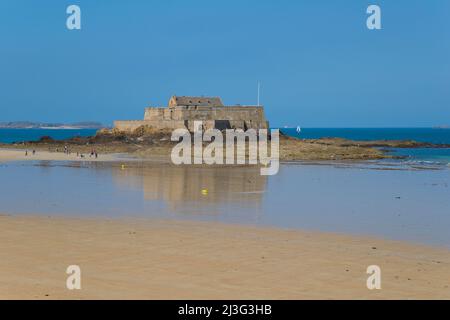 Forte Nazionale, Saint-Malo, Bretagna, Francia a marea Foto Stock