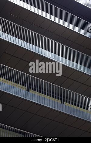 Dettaglio ringhiera balcone. 66 Shoe Lane, Londra, Regno Unito. Architetto: Stiff + Trevillion Architetti, 2020. Foto Stock