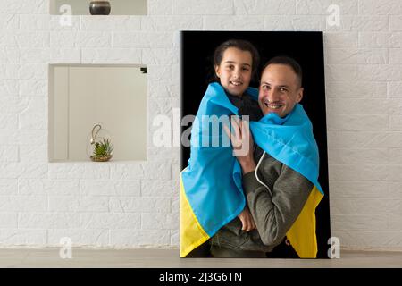 Foto tela persone con la bandiera di Ucraina Foto Stock