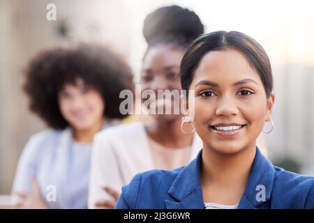 I miei colleghi hanno sempre le spalle. Girato di un gruppo diversificato di donne d'affari che si levano in piedi insieme sul balcone all'esterno. Foto Stock