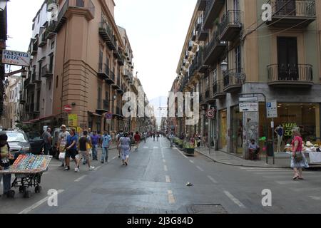 Strada trafficata Palermo, Sicilia Foto Stock