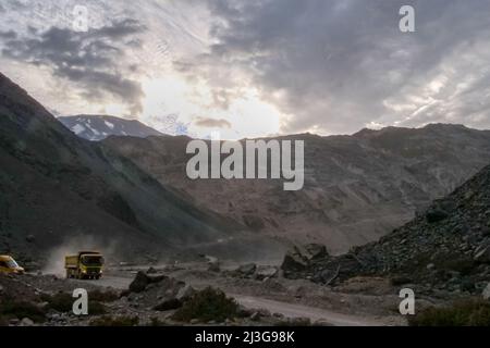 Un camion minerario che guida su una strada di ghiaia nelle Ande Mountains, vicino a Santiago, Cile. Foto Stock