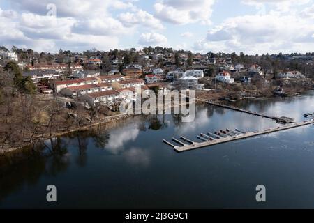 Vista di Hässelby con le rive del lago di Mälaren. Foto Stock