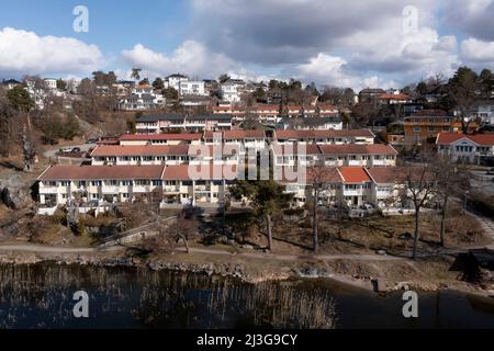 Vista di Hässelby con le rive del lago di Mälaren. Foto Stock