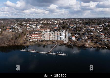 Vista di Hässelby con le rive del lago di Mälaren. Foto Stock