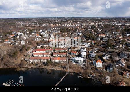 Vista di Hässelby con le rive del lago di Mälaren. Foto Stock