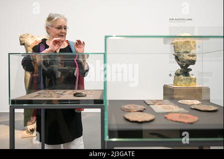 08 aprile 2022, Sassonia-Anhalt, Halle (Saale): Oltre alle grandi sculture, Anna Franziska Schwarzbach mostra anche piccole opere, come queste medaglie nelle vetrine. Fino al 28 agosto 2022, le opere dell'artista possono essere viste in una mostra speciale al Kunstmuseum Moritzburg. La mostra "Anna Franziska Schwarzbach" fa parte della nuova mostra "Anna Franziska Schwarzbach e Franz Marc. Scultura e scultura', e mostra una panoramica dell'opera artistica di uno dei più importanti scultori contemporanei. Foto: Heiko Rebsch/dpa Foto Stock