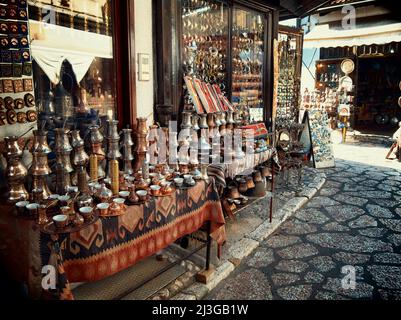 souvenir d'epoca nel bazar di strada di Sarajevo, Bosnia ed Erzegovina Foto Stock