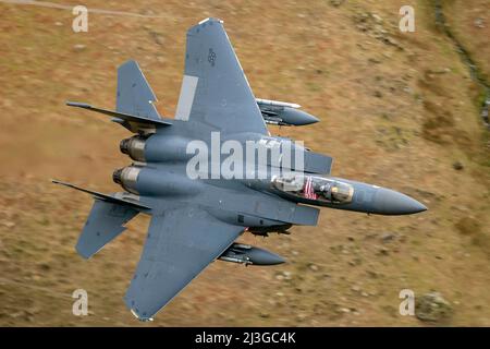 USAF F-15E Strike Eagle da RAF Lakenheath 48th F/W, 494th Fighter Squadron, che alimenta un basso livello di sortie volante nel Lake District Foto Stock