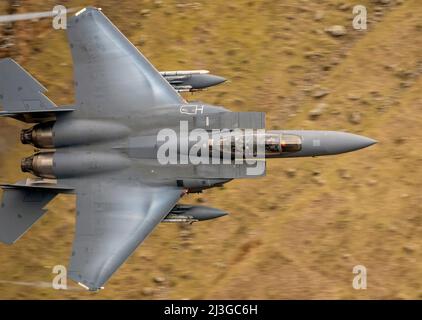 USAF F-15E Strike Eagle da RAF Lakenheath 48th F/W, 494th Fighter Squadron, che alimenta un basso livello di sortie volante nel Lake District Foto Stock