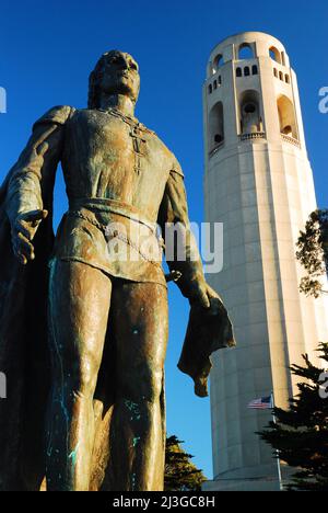 Una statua di Cristoforo Colombo sorge sulla collina del Telegraph, accanto alla Coit Tower a San Francisco Foto Stock