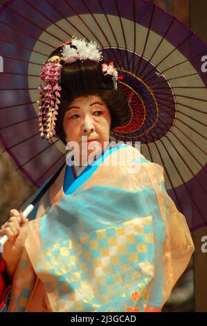 Una donna giapponese anziana dimostra il vestito e lo stile della tradizione durante una cerimonia nuziale Foto Stock