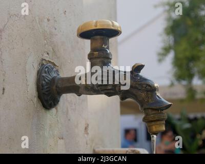 Rubinetto d'acqua vintage - pozzo pubblico di acqua potabile a Monopoli, Puglia, Italia Foto Stock