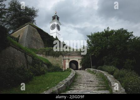 Porta alla Fortezza di Petrovaradin sotto la Torre dell'Orologio, Serbia Foto Stock