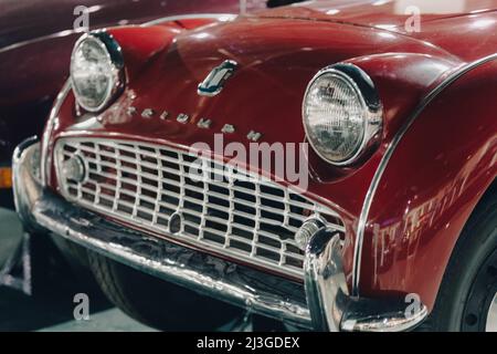 '7/31/2021 - Sharjah, UAE: Classica vettura britannica Triumph - paraurti anteriore rosso brillante con cromatura. Foto Stock