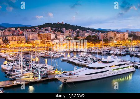 Palma di Maiorca, la Spagna skyline al porto con yacht al mattino presto. Foto Stock