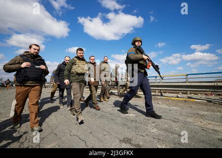 Il presidente ucraino Volodymyr Zelenskyyyyyha visitato la città di Bucha nella regione di Kyiv, dove si sono svolte uccisioni di massa di civili durante l'occupazione da parte delle truppe russe. Il capo di Stato ha visitato il centro di aiuto umanitario e ha parlato con i residenti locali. Il sindaco di Buca Anatoliy Fedoruk ha raccontato al presidente la situazione umanitaria nella città, i progressi della ricerca dei corpi dei morti, la valutazione dei danni causati dagli occupanti ai beni privati e comunali, e il ritmo di ricostruzione della città. Foto Stock