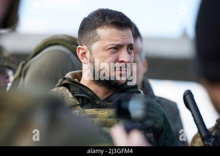 Il presidente ucraino Volodymyr Zelenskyyyyyha visitato la città di Bucha nella regione di Kyiv, dove si sono svolte uccisioni di massa di civili durante l'occupazione da parte delle truppe russe. Il capo di Stato ha visitato il centro di aiuto umanitario e ha parlato con i residenti locali. Il sindaco di Buca Anatoliy Fedoruk ha raccontato al presidente la situazione umanitaria nella città, i progressi della ricerca dei corpi dei morti, la valutazione dei danni causati dagli occupanti ai beni privati e comunali, e il ritmo di ricostruzione della città. Foto Stock