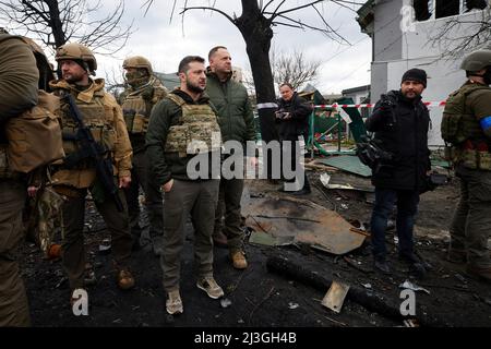 Il presidente ucraino Volodymyr Zelenskyyyyyha visitato la città di Bucha nella regione di Kyiv, dove si sono svolte uccisioni di massa di civili durante l'occupazione da parte delle truppe russe. Il capo di Stato ha visitato il centro di aiuto umanitario e ha parlato con i residenti locali. Il sindaco di Buca Anatoliy Fedoruk ha raccontato al presidente la situazione umanitaria nella città, i progressi della ricerca dei corpi dei morti, la valutazione dei danni causati dagli occupanti ai beni privati e comunali, e il ritmo di ricostruzione della città. Foto Stock