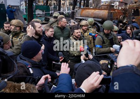 Il presidente ucraino Volodymyr Zelenskyyyyyha visitato la città di Bucha nella regione di Kyiv, dove si sono svolte uccisioni di massa di civili durante l'occupazione da parte delle truppe russe. Il capo di Stato ha visitato il centro di aiuto umanitario e ha parlato con i residenti locali. Il sindaco di Buca Anatoliy Fedoruk ha raccontato al presidente la situazione umanitaria nella città, i progressi della ricerca dei corpi dei morti, la valutazione dei danni causati dagli occupanti ai beni privati e comunali, e il ritmo di ricostruzione della città. Foto Stock