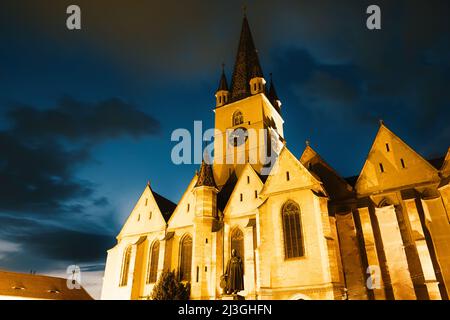 Sibiu medievale Cattedrale di Santa Maria Luterana al crepuscolo, Romania Foto Stock