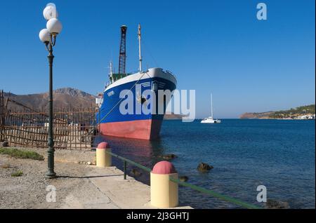 Nave ormeggiata nel porto di Lakki, Isola di Leros, Isole Dodecanesi, Grecia Foto Stock