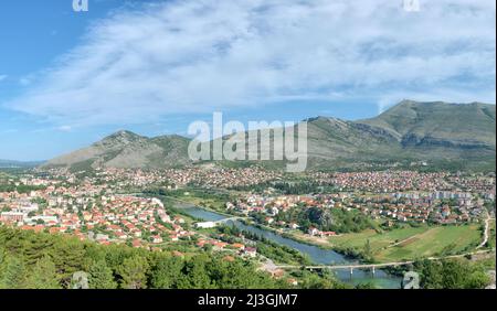 Vista panoramica sulla città di Trebinje e la valle del fiume Trebisnjica, Bosnia-Erzegovina Foto Stock