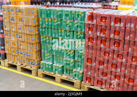 Tyumen, Russia-25 marzo 2022: Pacchetti con bevande gassate Coca Cola, sprite, fanta Foto Stock