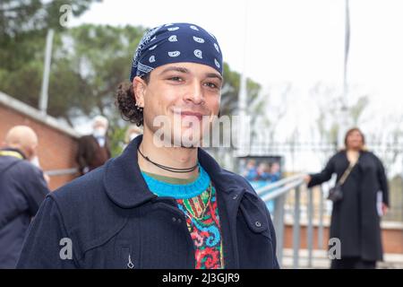 Roma, Italia. 08th Apr 2022. Cantante italiano Leo Gassmann durante la presentazione stampa della mostra "Vittorio Gassman - il Centenario" a Roma (Photo by Matteo Nardone/Pacific Press) Credit: Pacific Press Media Production Corp./Alamy Live News Foto Stock