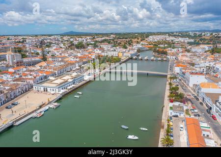 Vista aerea della città portoghese Tavira. Foto Stock