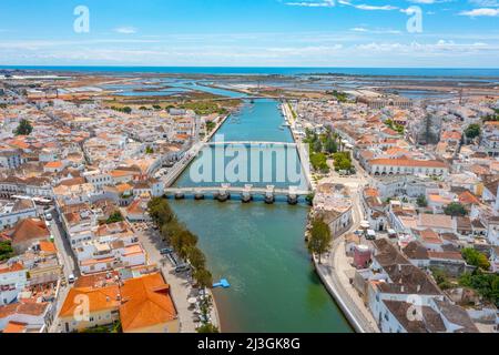 Vista aerea della città portoghese Tavira. Foto Stock